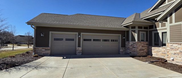 3926 Oakmont TRAIL, Waukesha, WI 53188