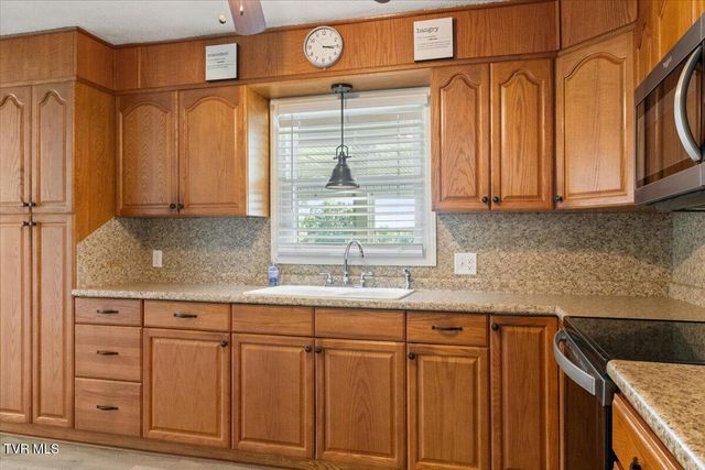 913 Ithaca Street, Mount Carmel, TN 37645