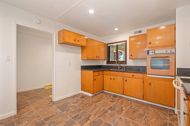 3721 Thornhill Dr, Sacramento, CA 95826
