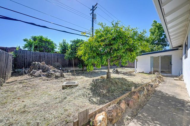 3721 Thornhill Dr, Sacramento, CA 95826
