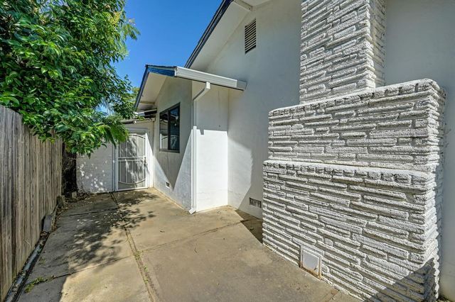 3721 Thornhill Dr, Sacramento, CA 95826