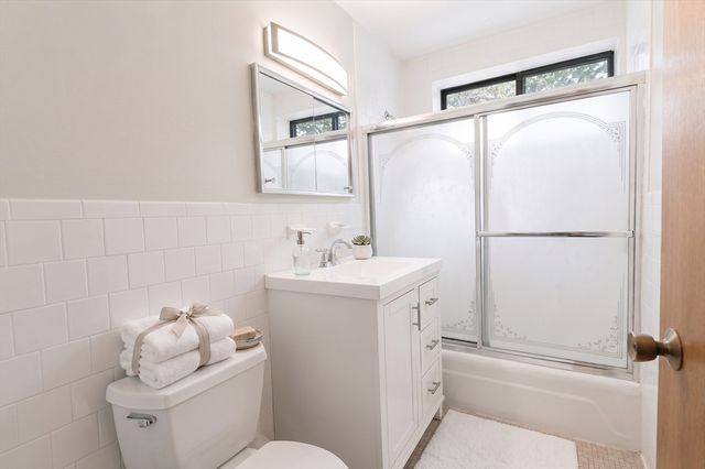 33 Paul St 24, Newton, MA 02459