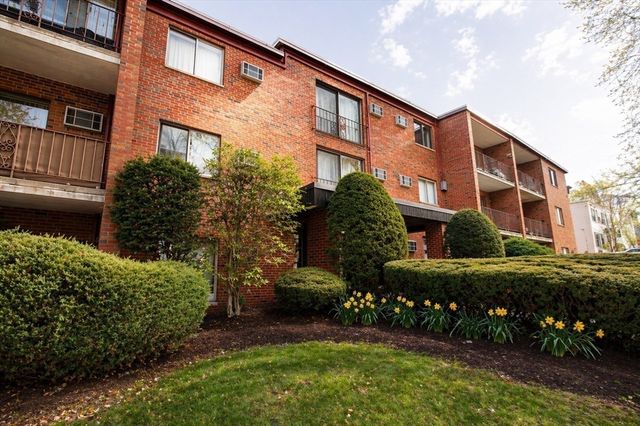 33 Paul St 24, Newton, MA 02459