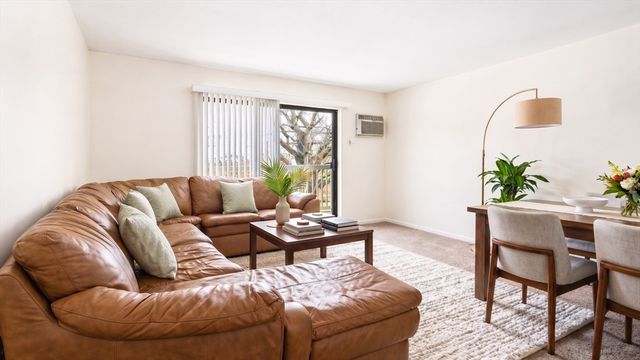 33 Paul St 24, Newton, MA 02459