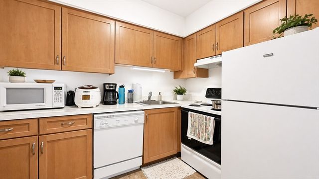 33 Paul St 24, Newton, MA 02459