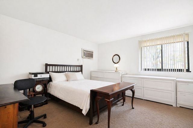 33 Paul St 24, Newton, MA 02459