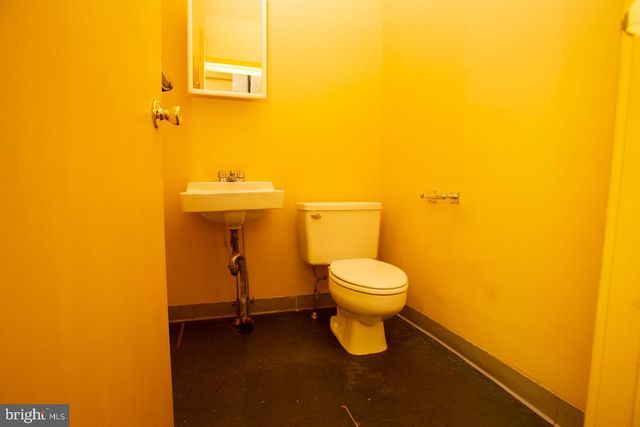 220 N CHURCH ST, Philadelphia, PA 19106