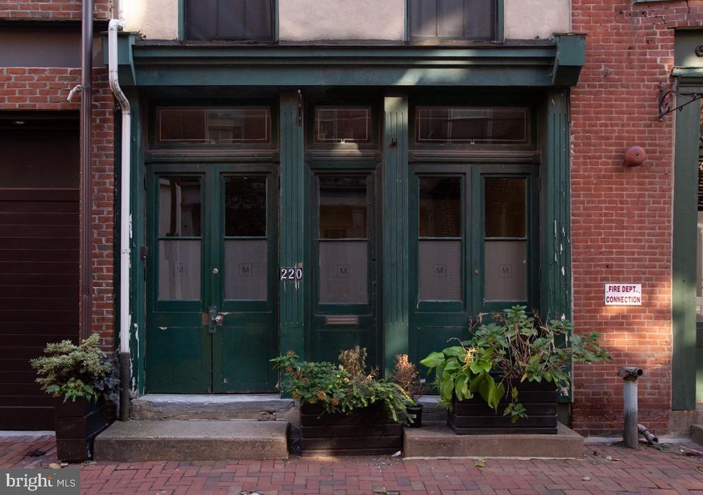 220 N CHURCH ST, Philadelphia, PA 19106