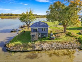 6809 Lakeshore Drive, Estral Beach Village, MI 48166