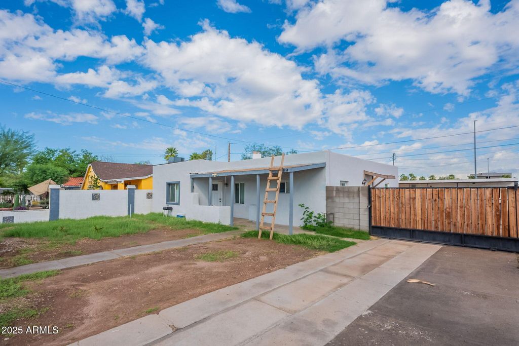 Image 1 of property listing at 1414 E MORELAND Street, Phoenix, AZ 85006