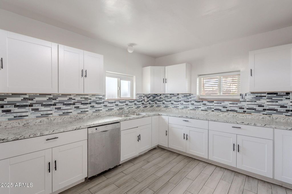 Image 10 of property listing at 1414 E MORELAND Street, Phoenix, AZ 85006