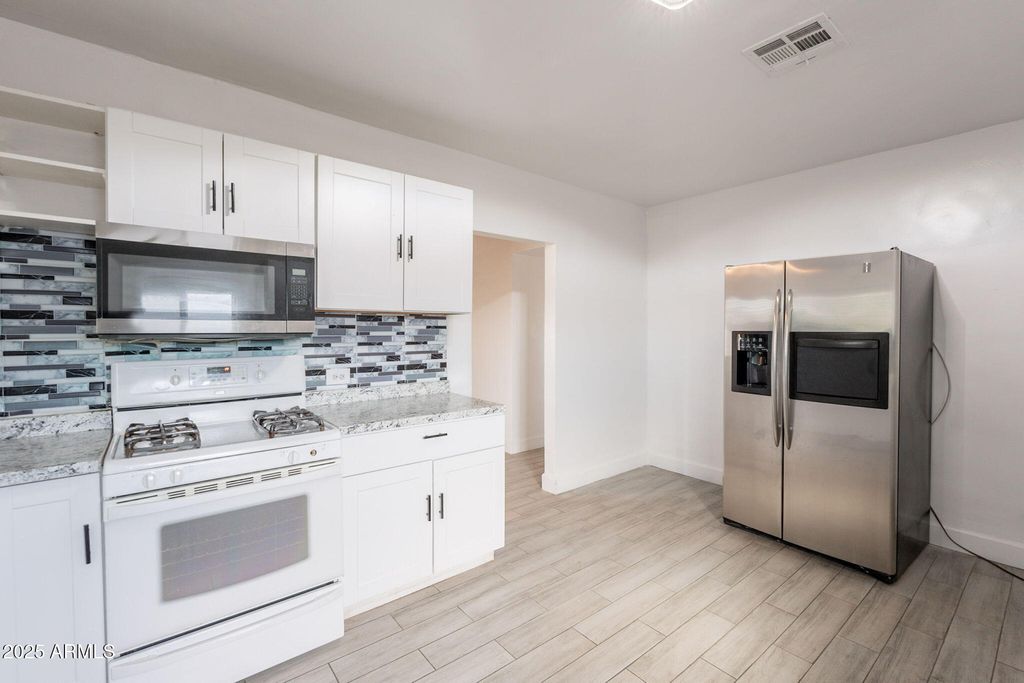 Image 11 of property listing at 1414 E MORELAND Street, Phoenix, AZ 85006
