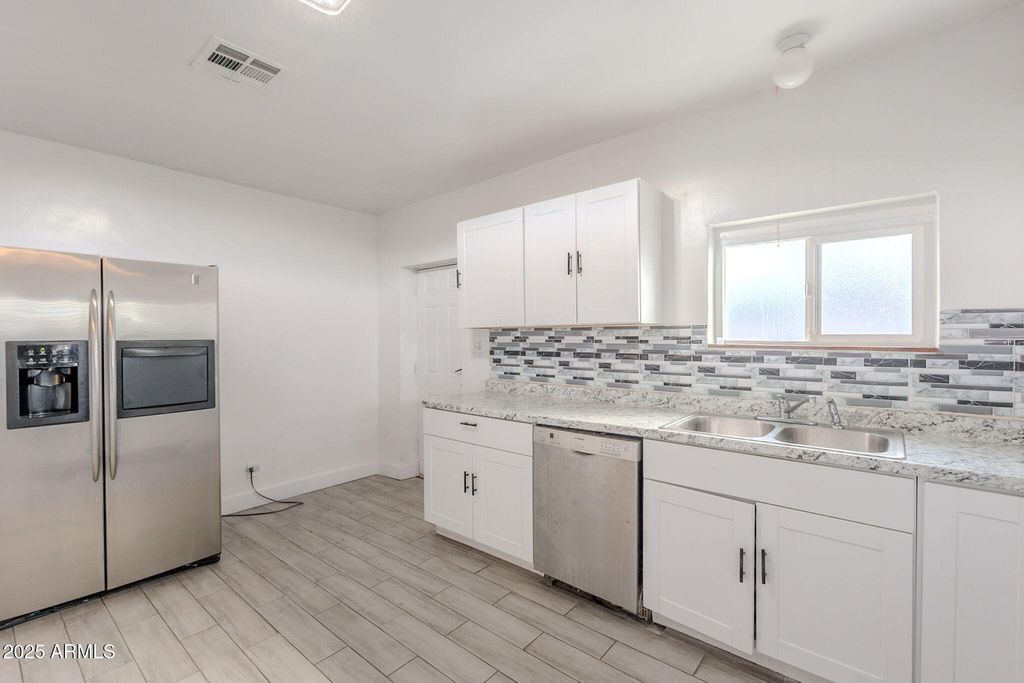 Image 12 of property listing at 1414 E MORELAND Street, Phoenix, AZ 85006