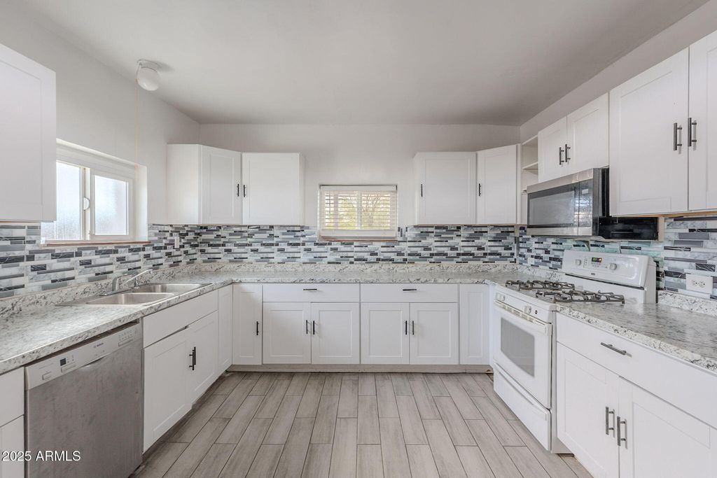 Image 13 of property listing at 1414 E MORELAND Street, Phoenix, AZ 85006