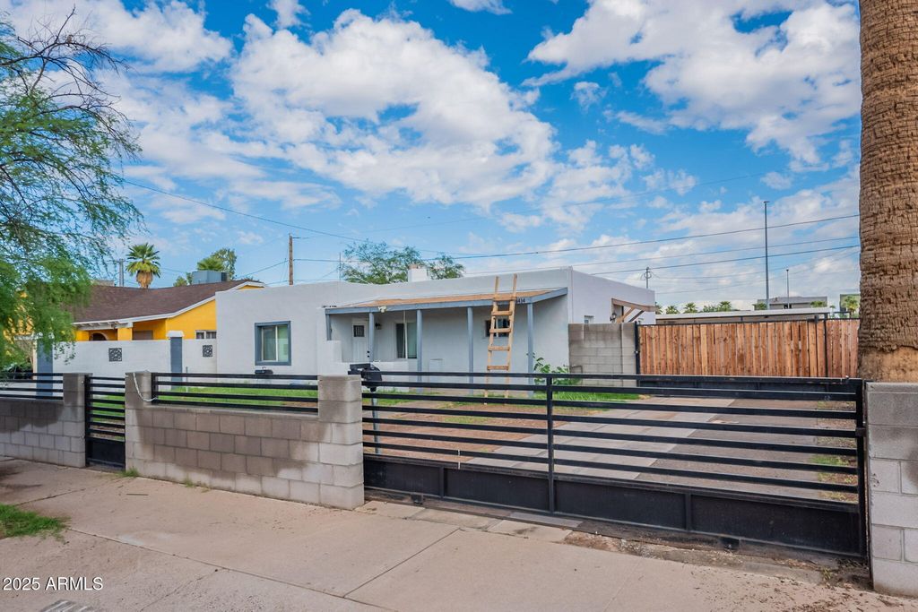 Image 2 of property listing at 1414 E MORELAND Street, Phoenix, AZ 85006