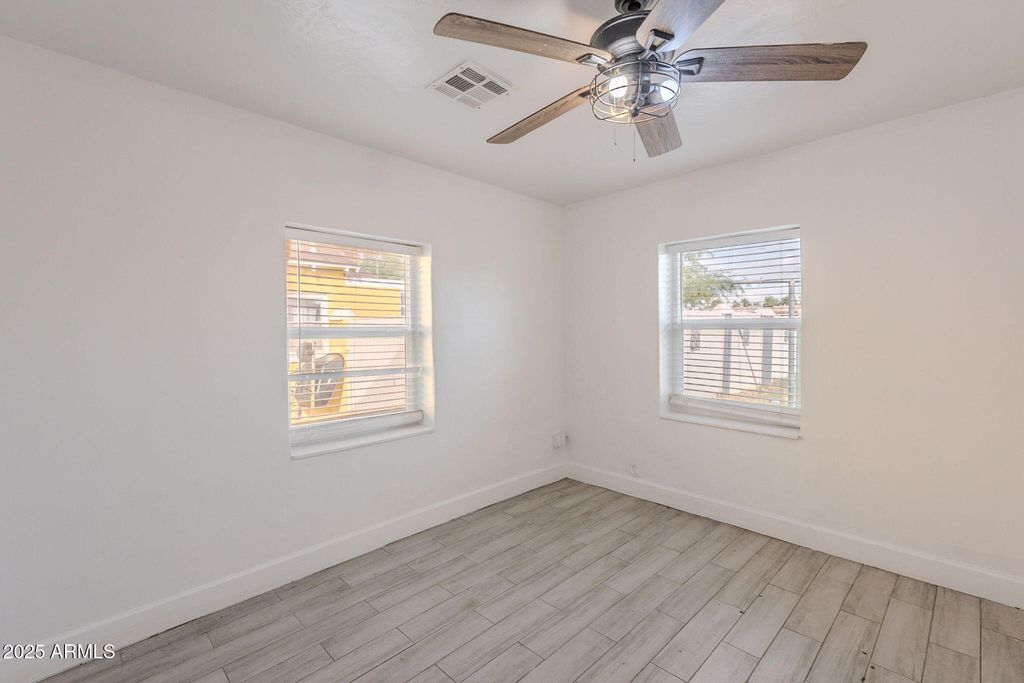 Image 25 of property listing at 1414 E MORELAND Street, Phoenix, AZ 85006