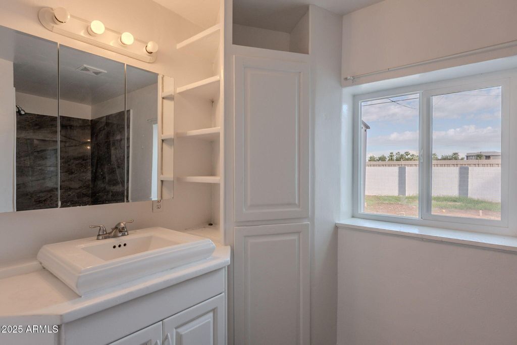 Image 27 of property listing at 1414 E MORELAND Street, Phoenix, AZ 85006