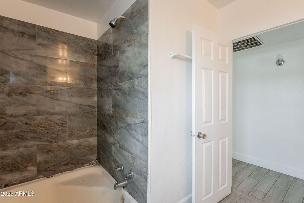 Image 28 of property listing at 1414 E MORELAND Street, Phoenix, AZ 85006