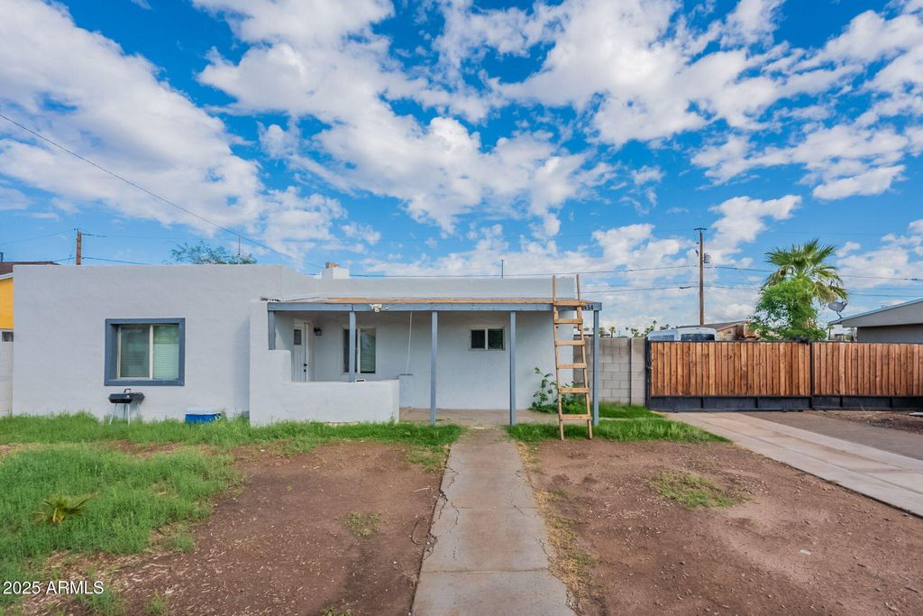 Image 3 of property listing at 1414 E MORELAND Street, Phoenix, AZ 85006