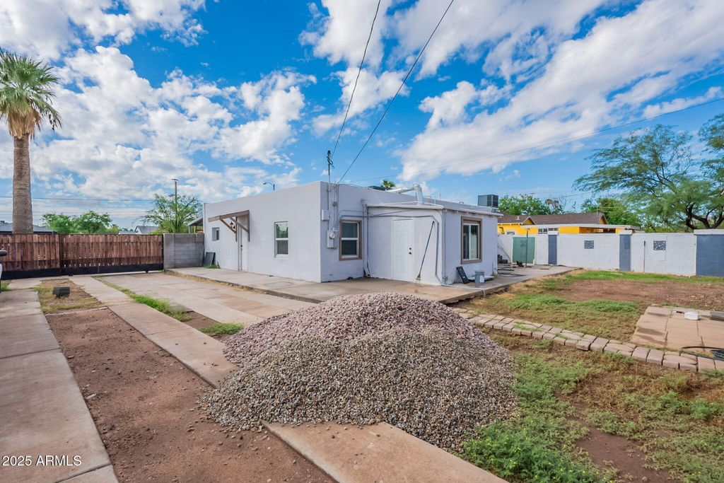 Image 43 of property listing at 1414 E MORELAND Street, Phoenix, AZ 85006
