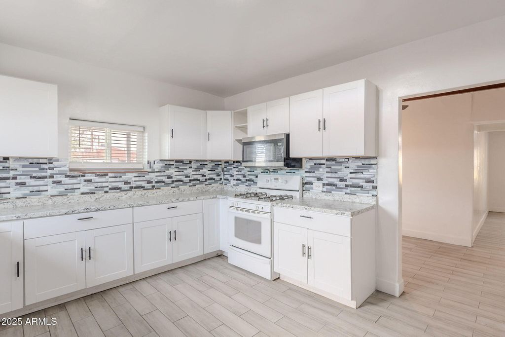 Image 9 of property listing at 1414 E MORELAND Street, Phoenix, AZ 85006