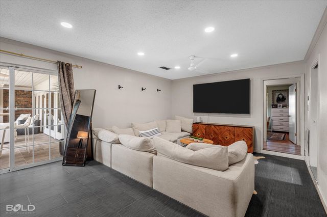 9450 Red Oak Lane, Shreveport, LA 71106