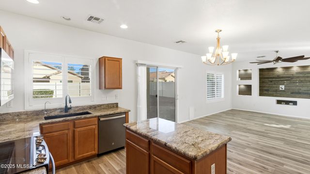 33915 S Colony Drive, Red Rock, AZ 85145