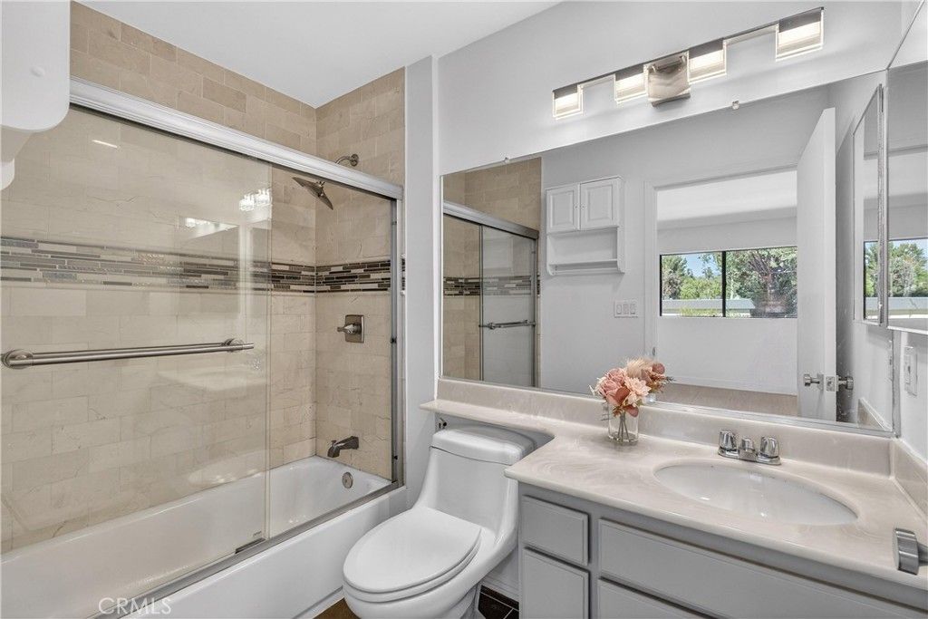 Image 10 of property listing at 9325 Sunland Park Drive 2, Sun Valley, CA 91352