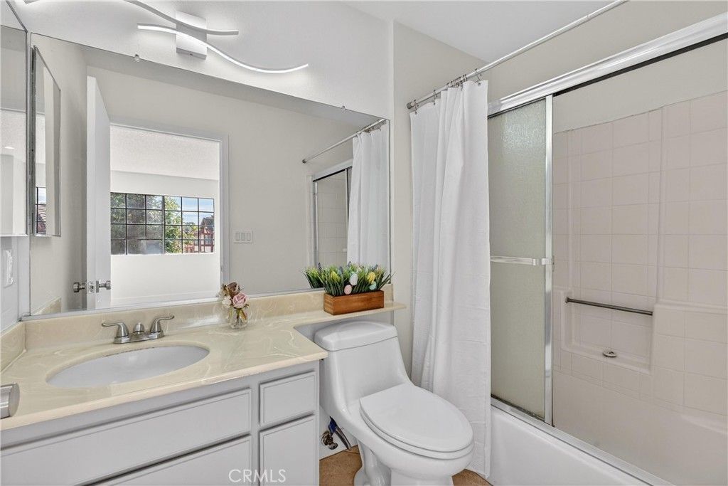 Image 13 of property listing at 9325 Sunland Park Drive 2, Sun Valley, CA 91352