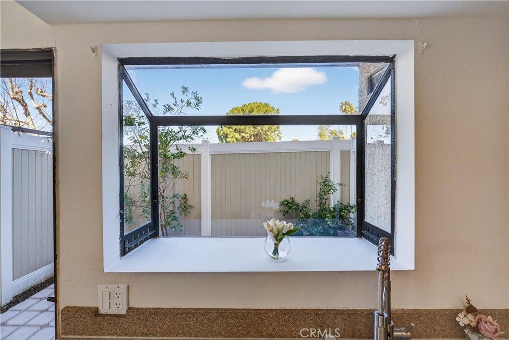 Image 14 of property listing at 9325 Sunland Park Drive 2, Sun Valley, CA 91352