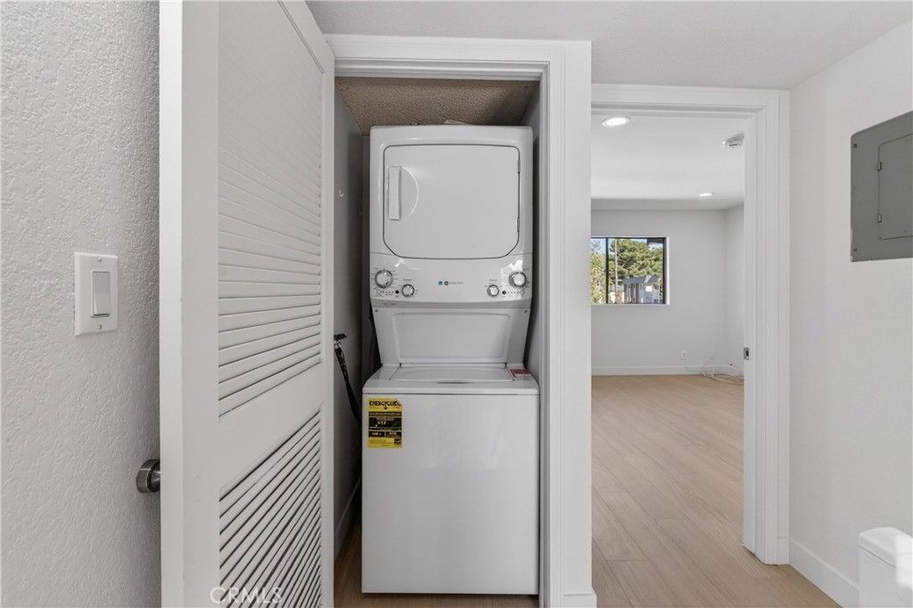 Image 16 of property listing at 9325 Sunland Park Drive 2, Sun Valley, CA 91352