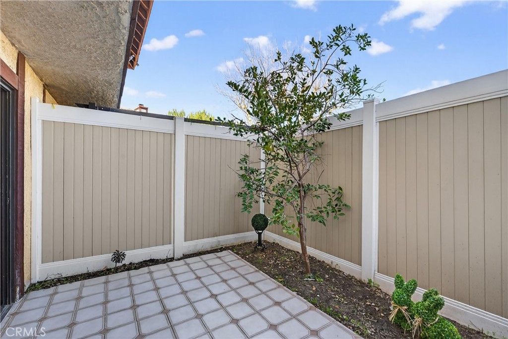 Image 17 of property listing at 9325 Sunland Park Drive 2, Sun Valley, CA 91352