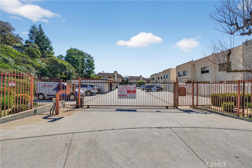 Image 19 of property listing at 9325 Sunland Park Drive 2, Sun Valley, CA 91352