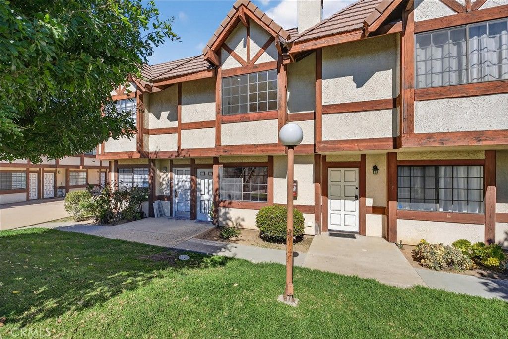 Image 2 of property listing at 9325 Sunland Park Drive 2, Sun Valley, CA 91352