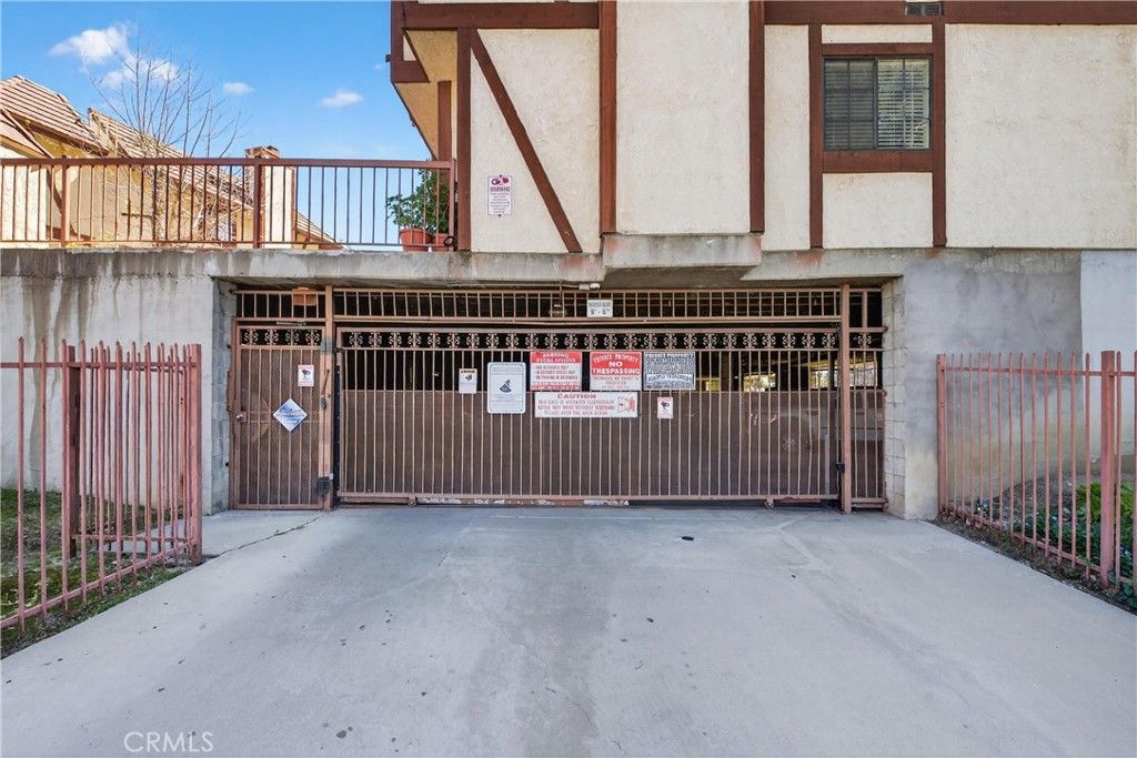 Image 20 of property listing at 9325 Sunland Park Drive 2, Sun Valley, CA 91352