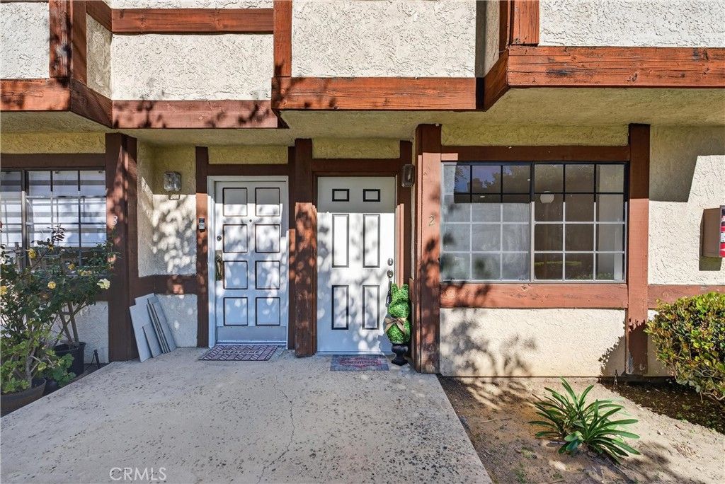 Image 22 of property listing at 9325 Sunland Park Drive 2, Sun Valley, CA 91352