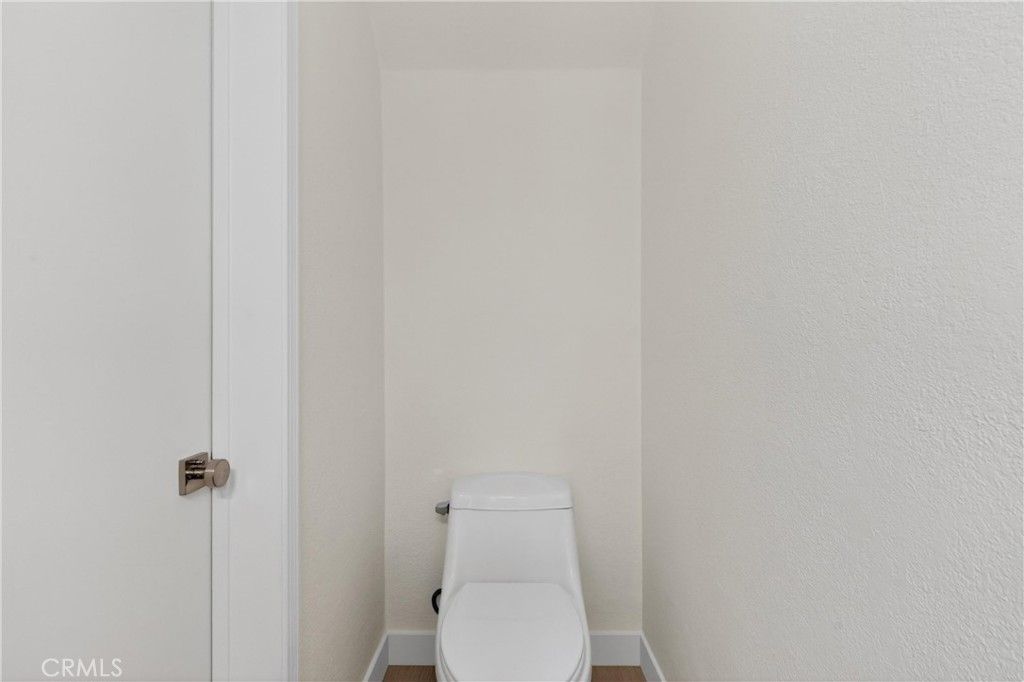 Image 25 of property listing at 9325 Sunland Park Drive 2, Sun Valley, CA 91352