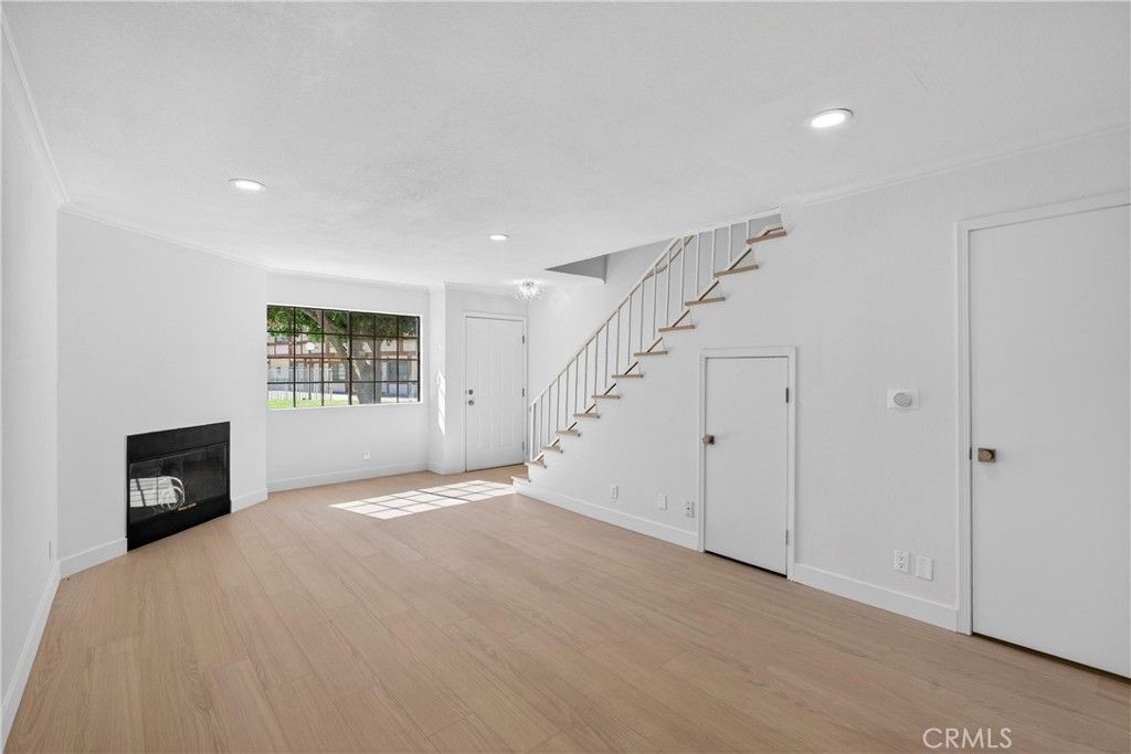 Image 26 of property listing at 9325 Sunland Park Drive 2, Sun Valley, CA 91352