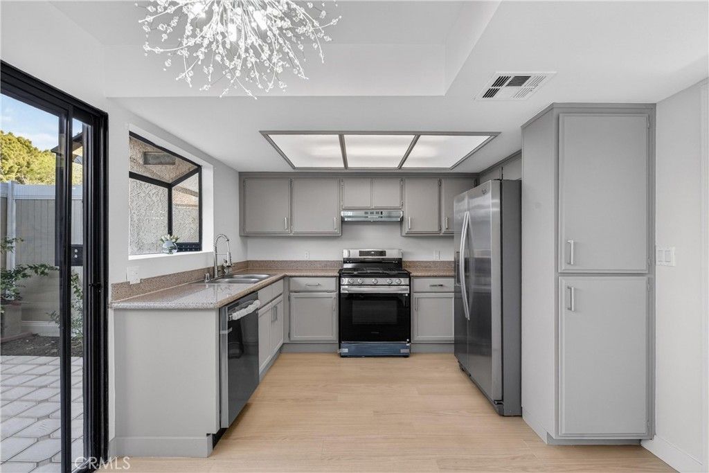 Image 5 of property listing at 9325 Sunland Park Drive 2, Sun Valley, CA 91352