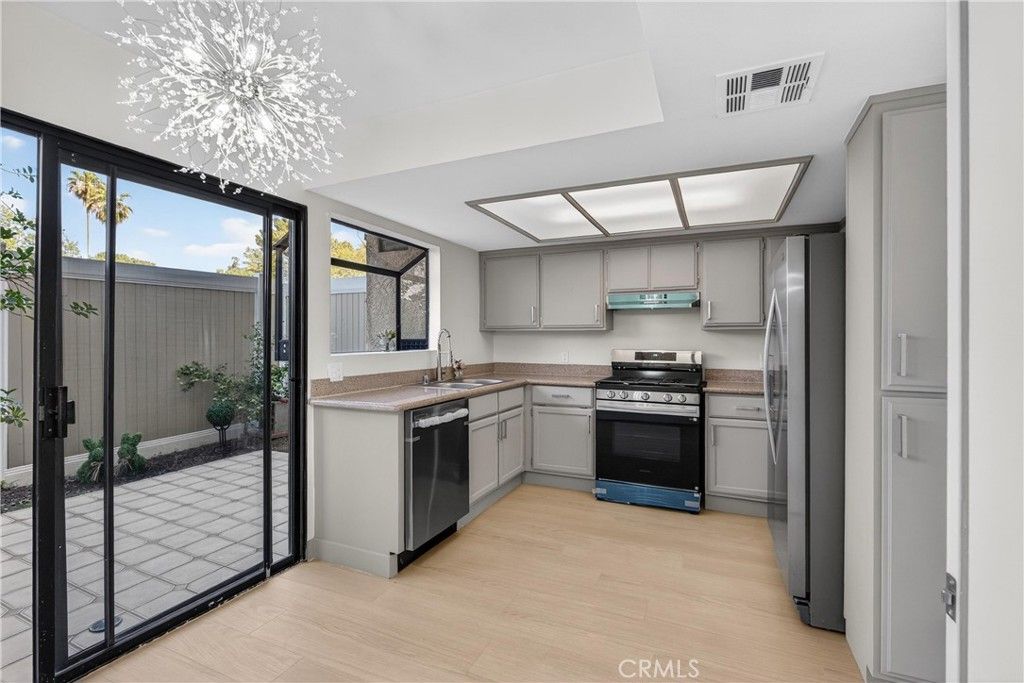 Image 6 of property listing at 9325 Sunland Park Drive 2, Sun Valley, CA 91352