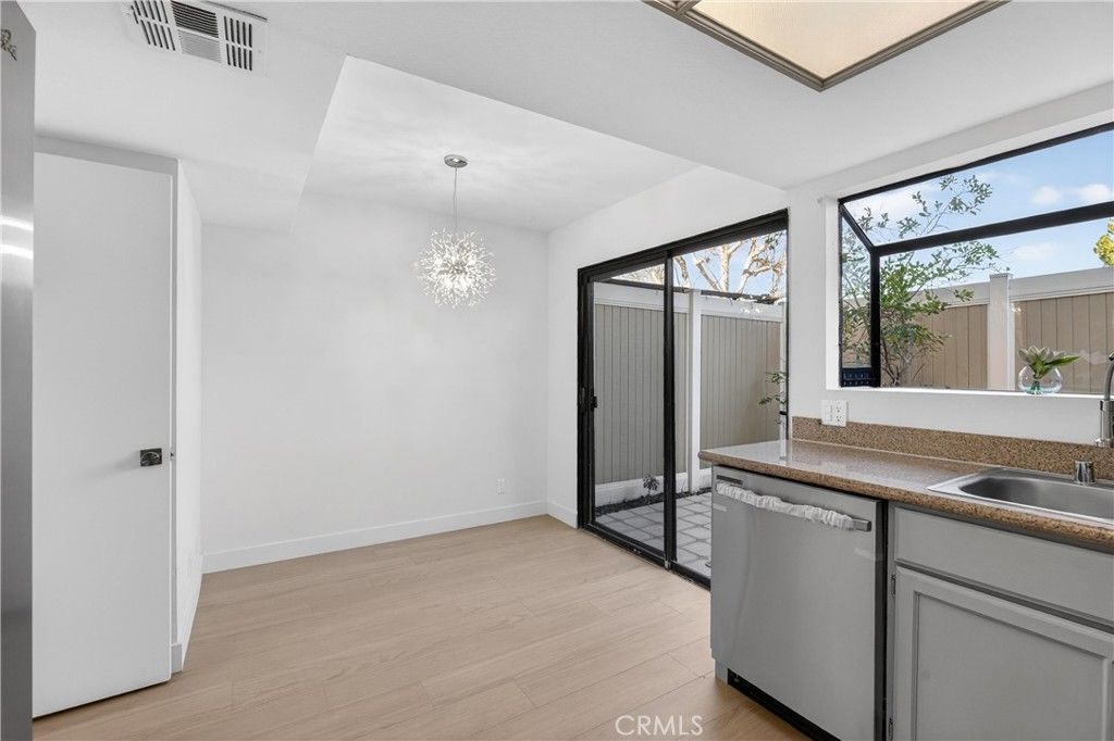 Image 7 of property listing at 9325 Sunland Park Drive 2, Sun Valley, CA 91352