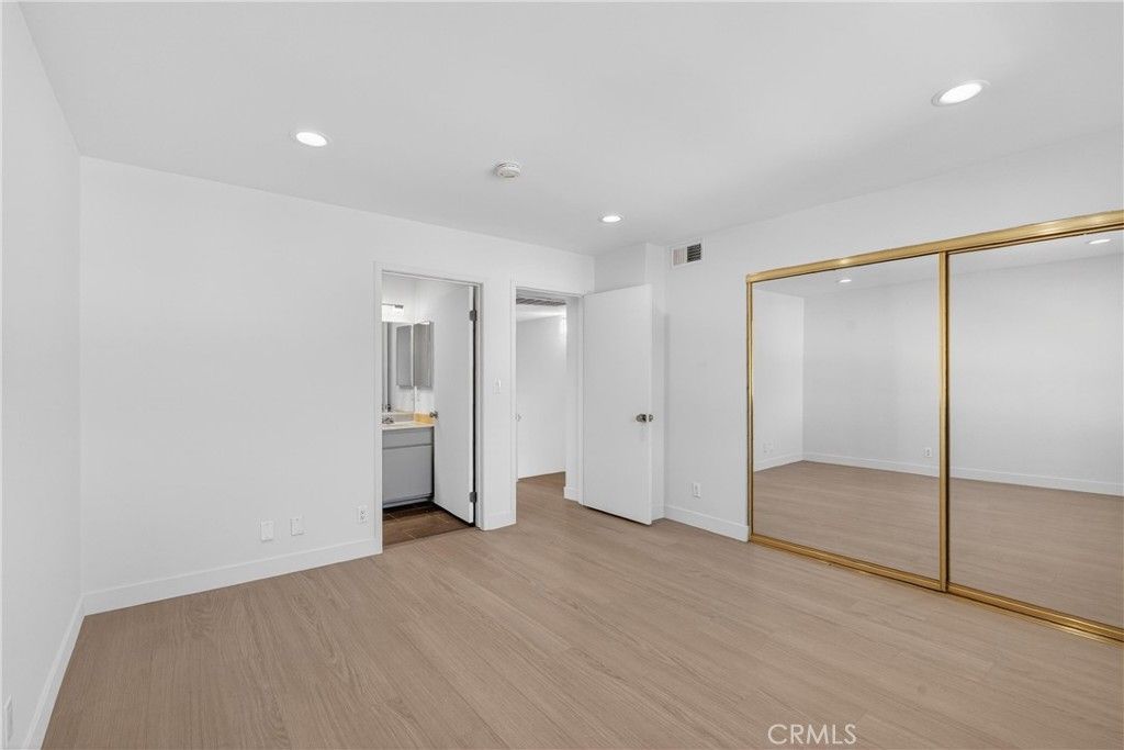 Image 8 of property listing at 9325 Sunland Park Drive 2, Sun Valley, CA 91352