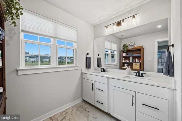 8150 PARKER PL, Fogelsville, PA 18051