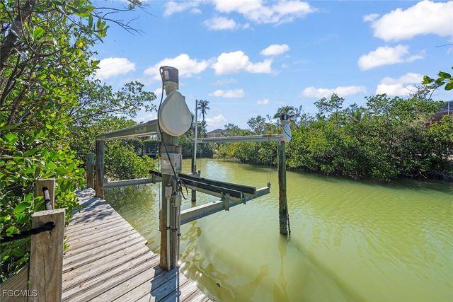 2449 Harbour LN, Sanibel, FL 33957