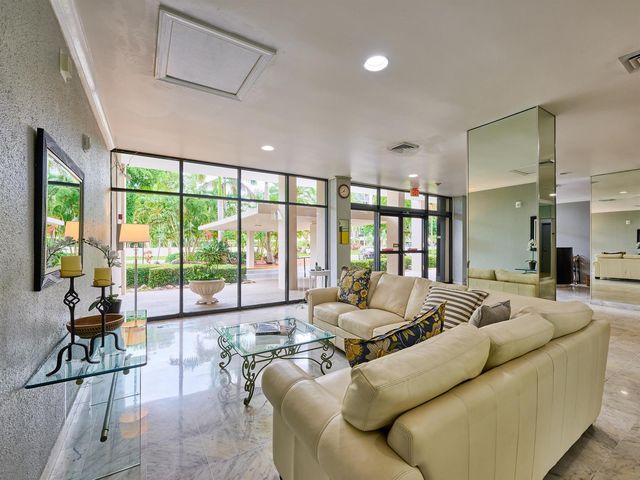 2425 Presidential Way 1405, West Palm Beach, FL 33401