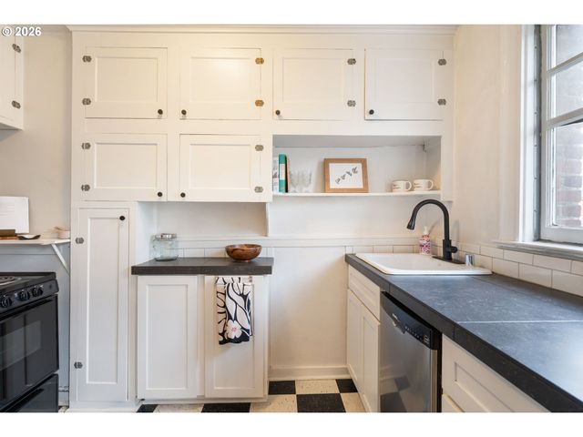 1811 Nw COUCH St 407, Portland, OR 97209