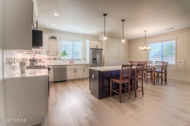 204 Rainier Dr, Yakima, WA 98908