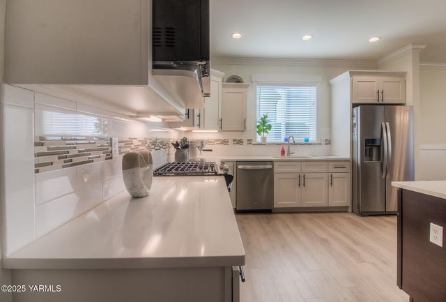 204 Rainier Dr, Yakima, WA 98908