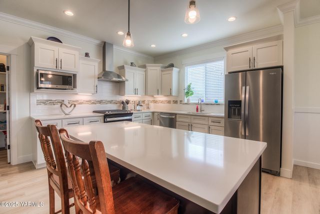 204 Rainier Dr, Yakima, WA 98908