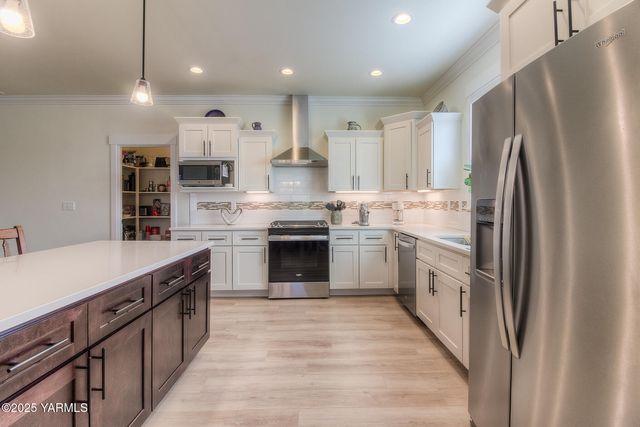 204 Rainier Dr, Yakima, WA 98908